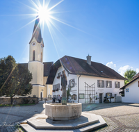 fileadmin/roha/images_galerie/orte_landschaft/Piding/PID-RUP-BR-0010-D-roha-Piding-Petersplatz-Rupertusbrunnen-Kirche.png