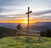 fileadmin/roha/images_galerie/orte_landschaft/Stoisser-Alm/SON-AU-STOISS-A-0002-0743-01-D-roha-Sonnenaufgang-Stoisser-Alm-Teisenberg-Kreuz.png