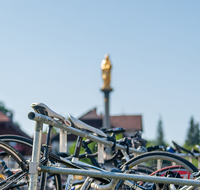 fileadmin/roha/images_galerie/Freizeit-Sport/Triathlon_und_Lauf/SPO-TRIATH-ANG-1639-04-D-roha-Sport-Triathlon-Rennrad-Anger-Dorfplatz-Mariensaeule.png