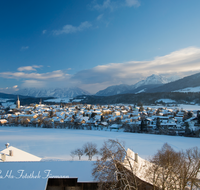 fileadmin/roha/images_galerie/orte_landschaft/Teisendorf/TEI-NORD-WEST-PAN-WI-0002-D-roha-Teisendorf-Panorama-Untersberg-Fuderheuberg-Hochstaufen-Teisenberg-Winter.png