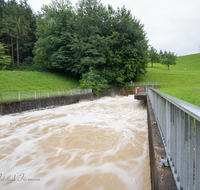 fileadmin/roha/images_galerie/wasser/WAS-HOCHW-SURSP-ABL-0002-D-roha-Wasser-Hochwasser-Surspeicher-Petting-Teisendorf-Ablauf.png