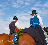 fileadmin/roha/images_galerie/brauchtum/Leonhardiritt/Holzhausen_01/BR-PFRI-HOLZ-0129-D-roha-Brauchtum-Pferdeumritt-Holzhausen-Teisendorf-Leonhardiritt-Pferd-Reiter-Reiterin.png