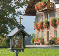 fileadmin/roha/images_galerie/kirche_religion/Tei-Wei-Rosenkranzweg/KKKM-TEI-WEI-ROS-09-0001-D-roha-Wegkreuz-Rosenkranz-Station-Teisendorf-Weildorf-Bauernhof.png