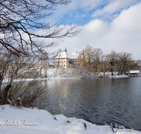 fileadmin/roha/images_galerie/orte_landschaft/Petting/PE-SEEH-0001-1-01-D-roha-Petting-Schloss-Seehaus-Weitsee-Winter-Schnee.png