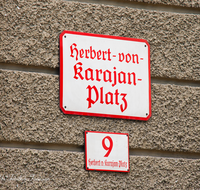 fileadmin/roha/images_galerie/orte_landschaft/Salzburg/Fassaden_und_Details/SA-DETAIL-0002-D-roha-Salzburg-Strassenschild-Herbert-von-Karajan-Platz-Schild.png