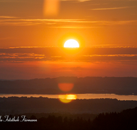 fileadmin/roha/images_galerie/stimmung-Sonne/Sonnenuntergang/SON-UN-CHIEM-0001-3-D-roha-Sonne-Untergang-Chiemsee-Hochberg-Traunstein.png