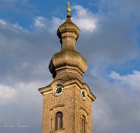 fileadmin/roha/images_galerie/orte_landschaft/Anger/Anger/AN-DORFPL-KIR-0001-D-roha-Anger-Dorfplatz-Kirchturm.png