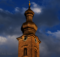 fileadmin/roha/images_galerie/orte_landschaft/Anger/Anger/AN-DORFPL-KIR-0001-D-roha-Anger-Dorfplatz-Kirchturm.png