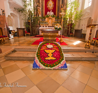 fileadmin/roha/images_galerie/brauchtum/Fronleichnam/Fronleichnam-Teisendorf/BR-FRON-TEI-KIR-0017-3-D-roha-Brauchtum-Teisendorf-Kirche-Fronleichnam-Blumenteppich.png