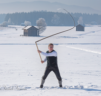 fileadmin/roha/images_galerie/brauchtum/Schnalzen/Schnalzen-Haarmoos/BR-SCHNA-HAARM-EICH-1137-04-D-roha-Brauchtum-Aper-Schnalzen-Haarmoos-Eichet-Schnee-Winter-Pass.png