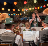 fileadmin/roha/images_galerie/musik/Blasmusik/Piding/PID-LEU-BR-2019-2046-01-D-roha-Piding-Leuchtbrunnenfest-Musikkapelle-Petersplatz.png