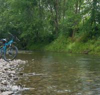 fileadmin/roha/images_galerie/Freizeit-Sport/E-Bike/SPO-E-BIKE-PID-0001-D-roha-Sport-E-Bike-Piding-Radfahren-Stoisser-Ache-Wasser.png