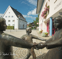 fileadmin/roha/images_galerie/orte_landschaft/Teisendorf/Teisendorf-Markt/TEI-DETAIL-0011-D-roha-Teisendorf-Rathaus-Kinder-Skulptur-Bronze.png