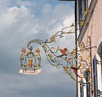 fileadmin/roha/images_galerie/orte_landschaft/Teisendorf/Teisendorf-Markt/TEI-MA-AUSL-0001-2-D-roha-Teisendorf-Ausleger-Cosmas-Damian-Apotheke-Zunftzeichen.png