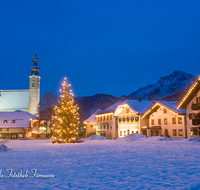 fileadmin/roha/images_galerie/brauchtum/Weihnachten/Christkindlmarkt-Anger/AN-WEI-0016-D-M-roha-Anger-Dorfplatz-Weihnachten-Christbaum-Hochstaufen-Winter-Schnee.png