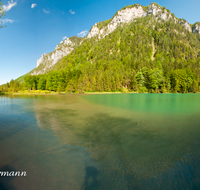 fileadmin/roha/images_galerie/orte_landschaft/Inzell/INZ-FALKS-0005-P-D-roha-Inzell-Falkensee-Bank-Steg-Wasser-Berg.png