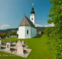 fileadmin/roha/images_galerie/orte_landschaft/Ainring/AINR-UL-0019-D-roha-Ainring-Ulrichshoegl-Kirche-Friedhof.png