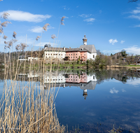 fileadmin/roha/Interessantes-in-Kurzform/AN-HOE-0019-0-01-D-roha-Anger-Hoeglwoerth-Kloster-See-Spiegelung.png