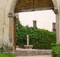 fileadmin/roha/images_galerie/Fenster-Tueren/AN-HOE-KLOST-0076-2-D-roha-Anger-Hoeglwoerth-See-Kloster-Eingangstor-Brunnen.png