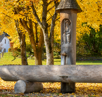 fileadmin/roha/images_galerie/orte_landschaft/Anger/Aufham/AUF-0005-0-01-D-roha-Aufham-Anger-Dorfplatz-Brunnen.png