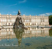 fileadmin/roha/images_galerie/orte_landschaft/Chiemsee/CHIE-HERR-0002-1-D-roha-Chiemsee-Herrenchiemsee-Schloss-Brunnen-Wasser-Spiegelung.png