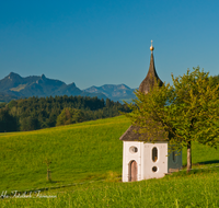 fileadmin/roha/images_galerie/orte_landschaft/Frasdorf/FRAS-GREIM-0006-D-roha-Frasdorf-Greimelberg-Brunnenkapelle-Chiemgau-Berge.png