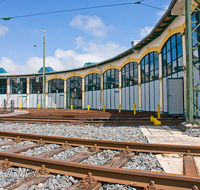 fileadmin/roha/images_galerie/orte_landschaft/Freilassing/Freilassing-Lokwelt/FREIL-LOKW-0005-D-roha-Freilassing-Lokwelt-Drehscheibe-Eisenbahn-Lokschuppen.png