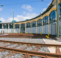 fileadmin/roha/images_galerie/orte_landschaft/Freilassing/Freilassing-Lokwelt/FREIL-LOKW-0005-D-roha-Freilassing-Lokwelt-Drehscheibe-Eisenbahn-Lokschuppen.png