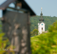 fileadmin/roha/images_galerie/kirche_religion/Ainring-Kreuzweg/KKKM-AINR-KR-08-0054-12-D-roha-Kreuzweg-Ainring-Ulrichshoegl-Kirchturm-Zwiebelturm.png