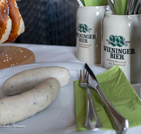 fileadmin/roha/images_galerie/kulinarisch/Wieninger/WIENI-BIER-KRUG-WEISSW-0001-D-roha-Wieninger-Brauerei-Bier-Krug-Breze-Weisswurst.png