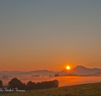 fileadmin/roha/images_galerie/orte_landschaft/Ainring/AINR-THUND-SO-AU-0016-D-roha-Ainring-Thundorf-Sonne-Sonnenaufgang-Stimmung-Gaisberg.png