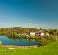 fileadmin/roha/images_galerie/orte_landschaft/Anger/Hoeglwoerth/AN-HOE-0038-D-roha-Anger-Hoeglwoerth-See-Kloster-Spiegelung.png