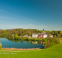 fileadmin/roha/images_galerie/orte_landschaft/Anger/Hoeglwoerth/AN-HOE-0038-D-roha-Anger-Hoeglwoerth-See-Kloster-Spiegelung.png