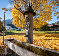 fileadmin/roha/images_galerie/orte_landschaft/Anger/Aufham/AUF-0005-0-04-D-roha-Aufham-Anger-Dorfplatz-Brunnen.png