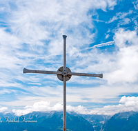 fileadmin/roha/images_galerie/orte_landschaft/Berchtesgaden/Bischofswiesen/BGD-BISCH-RAUH-KO-0008-D-roha-Berchtesgaden-Bischofswiesen-Rauher-Kopf-Watzmann-Wimbachgries-Hochkalter-Gipfelkreuz.png