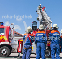 fileadmin/roha/images_galerie/Feuerwehr-Florianijuenger/FFW-TEI-DREHL-0032-D-roha-Feuerwehr-Teisendorf-Freilassing-Drehleiter-blauer-Himmel_Kopie.jpg