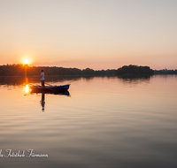 fileadmin/roha/images_galerie/orte_landschaft/Abtsdorf-Abtsdorfer-See/FISCH-ABTSD-0001-16-D-roha-Fischer-Boot-Wasser-Sonnenuntergang-Laufen-Leobendorf-Abtsdorfer-See-Angel-Rute.png