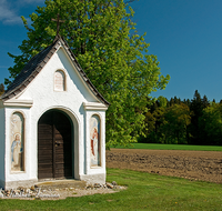 fileadmin/roha/images_galerie/orte_landschaft/Saaldorf/KKKM-SAAL-ABTS-0005-D-roha-Kapelle-Steinbruenning-Abtsdorf-Saaldorf-Fruehling.png