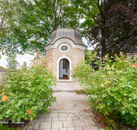 fileadmin/roha/images_galerie/kirche_religion/Teisendorf/KKKM-TEIS-FRIEDH-KR-0011-D-roha-Kirche-Friedhof-Teisendorf-Krieger-Denkmal-Rose.png