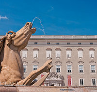 fileadmin/roha/images_galerie/architektur-Haeuser/SA-RESID-PLA-0007-D-roha-Salzburg-Residenz-Platz-Brunnen-Pferd.png