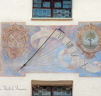 fileadmin/roha/images_galerie/architektur-Haeuser/AN-HOE-KLOST-0090-D-roha-Anger-Hoeglwoerth-Kloster-Fassade-Fenster-Sonnenuhr-Uhr.png