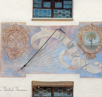 fileadmin/roha/images_galerie/architektur-Haeuser/AN-HOE-KLOST-0090-D-roha-Anger-Hoeglwoerth-Kloster-Fassade-Fenster-Sonnenuhr-Uhr.png