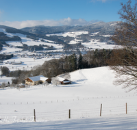 fileadmin/roha/images_galerie/orte_landschaft/Anger/Anger/AN-WI-FELB-0003-D-roha-Anger-Felber-Dorf-Teisenberg-Panorama-Winter-Schnee.png