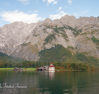 fileadmin/roha/images_galerie/orte_landschaft/Berchtesgaden/Koenigssee/BGD-KOE-BA-0013-14-D-roha-Berchtesgaden-Koenigssee-Bartholomae-Watzmannostwand-Hirschau-Herbst.png