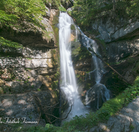 fileadmin/roha/images_galerie/wasser/BGD-KOE-SCHREINB-0002-D-roha-Berchtesgaden-Koenigssee-Schreinbachfall-Herbstwald-Wasserfall.png