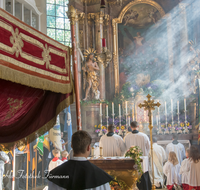 fileadmin/roha/images_galerie/brauchtum/Erntedank-Drischleg/BR-ERNTED-2016-1143-02-D-roha-Brauchtum-Erntedank-Teisendorf-Kirche-Himmel-Weihrauch-Sonnenstrahl.png