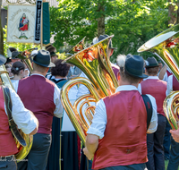 fileadmin/roha/Gautrachtenfest/Bilderglalerie/Gaufest-2023/Gauheimatabend/BR-GAUFEST-TEIS-2023-2-1707-1-D-roha-Tracht-Gaufest-Teisendorf-Standkonzert-Musikkapelle.png