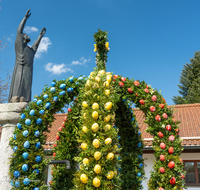 fileadmin/roha/images_galerie/brauchtum/Ostern/BR-OST-BRUN-SURH-0007-D-roha-Osterbrunnen-Surheim-Stephanus.png