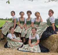 fileadmin/roha/images_galerie/brauchtum/Tracht/BR-TRACH-PID-DIR-0032-D-roha-Brauchtum-Tracht-Piding-Staufenecker-Dirndl-Fuermann-Alm-Stroh.png