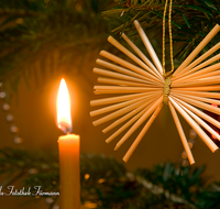 fileadmin/roha/images_galerie/brauchtum/Weihnachten/BR-WEIH-SCHMUCK-0013-D-roha-Brauchtum-Weihnachten-Christbaum-Kerze-Kugel-Strohstern.png